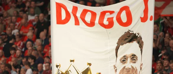 Fans zeigten ein Banner mit dem Bild des verstorbenen Diogo Jota. - © Ian Hodgson/AP/dpa