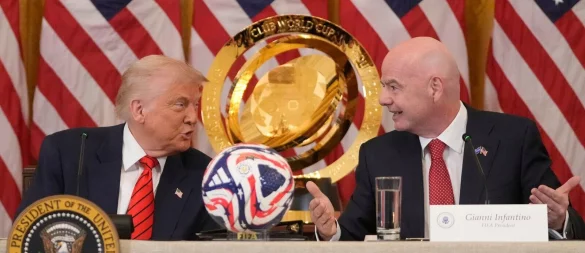 Das Männerbündnis zwischen Trump (l.) und Infantino (r.) sorgt für Diskussionen. - © Mark Schiefelbein/AP/dpa