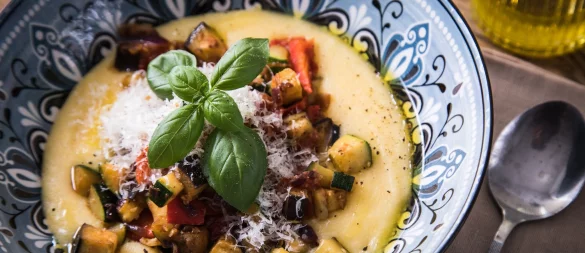 Zur herrlich cremigen Polenta mit Parmesan und Olivenöl passt Ratatouille-Gemüse. - © Christin Klose/dpa-tmn
