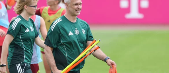 Letzte Vorbereitung auf die EM: Christian Wück und die DFB-Frauen. - © Daniel Löb/dpa