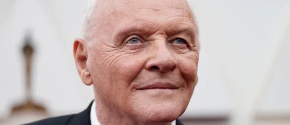 Anthony Hopkins beweist Humor. (Archivbild) - © Jae C. Hong/Invision/AP/dpa