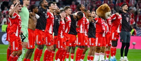 Neue Saison, gewohntes Bild: Die Bayern-Profis feiern vor ihrer Fankurve. - © Sven Hoppe/dpa