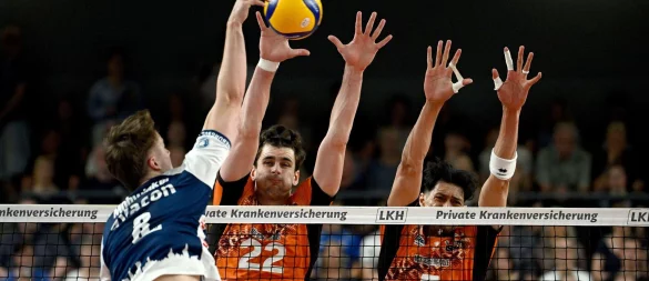 Lüneburgs Theo Mohwinkel gegen den Berliner Block mit Jake Hanes und Nehemiah Mote (r) - © Gregor Fischer/dpa