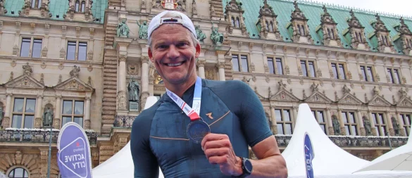 TV-Sprecher Thorsten Schröder hat erfolgreich den Triathlonwettbewerb Norseman absolviert. (Archivbild) - © Markus Tischler/dpa