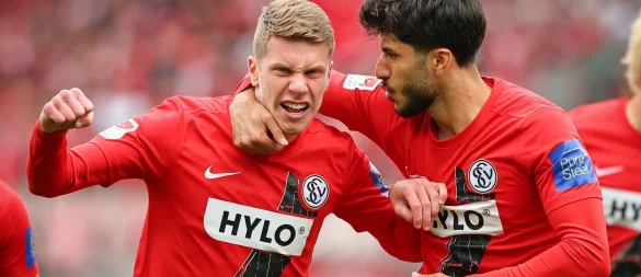 Elias Baum (l) trifft gegen den 1. FC Nürnberg doppelt. - © Daniel Karmann/dpa