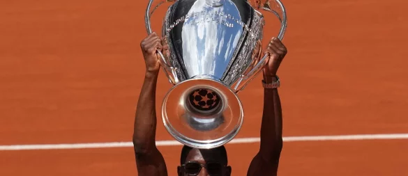 PSG-Star Ousmane Dembélé präsentiert bei den French Open den Champions-League-Pokal. - © Christophe Ena/AP/dpa