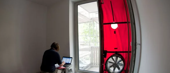 Beim Blower-Door-Test wird die Luftdichtheit eines Gebäudes gemessen, um festzustellen in welchem Umfang und wo ein Haus Energielecks aufweist. - © Klaus-Dietmar Gabbert/dpa-tmn