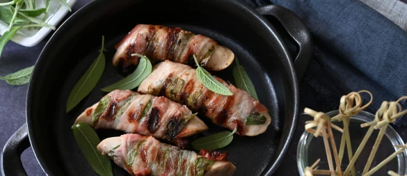 Ob in der Pfanne oder auf dem Grill: Umwickelt mit Salbeiblättern und Speck werden die Saltimbocca-Bratwürstchen garantiert zum Highlight. - © Julia Uehren/loeffelgenuss.de/dpa-tmn