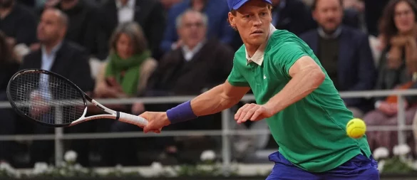 Jannik Sinner hat sein Auftaktspiel bei den French Open ohne große Mühe gewonnen. - © Lindsey Wasson/AP/dpa