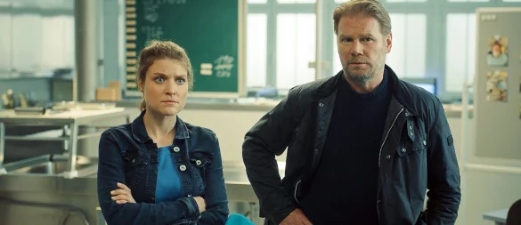 Karina Szabo (Lara Mandoki, l) und Robert Winkler (Kai Scheve) müssen die Identität der Leiche klären. - © Conrad Lobst/ZDF/dpa