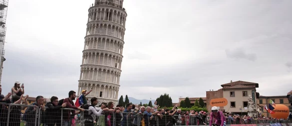 Der Däne Mads Pedersen radelt am Schiefen Turm von Pisa vorbei. - © Marco Alpozzi/LaPresse/AP/dpa