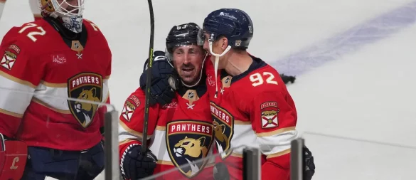 Brad Marchand (Mitte) erzielte für die Florida Panthers den Siegtreffer in der Overtime gegen die Toronto Maple Leafs. - © Marta Lavandier/AP/dpa