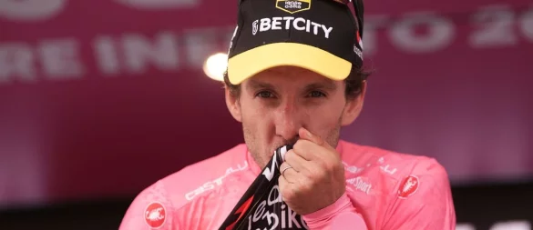 Designierter Giro-Champion: Simon Yates am Ziel seiner Träume. - © Massimo Paolone/undefined/LaPresse/AP/dpa