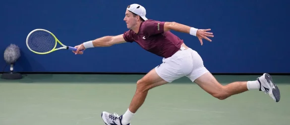 Jan-Lennard Struff überrascht bei den US Open mit einem Sieg gegen Holger Rune. - © Frank Franklin/AP/dpa