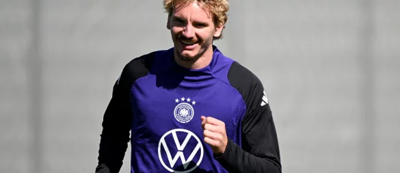 Nick Woltemade ist nach einem wilden Sommer guter Laune. - © Federico Gambarini/dpa