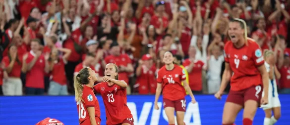 Es ist vollbracht: Die Schweizerinnen stehen im EM-Viertelfinale. - © Alessandra Tarantino/AP/dpa