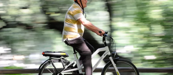 Gut eingestellt ist halb gewonnen – Radfahren kann Rückenschmerzen sogar lindern. - © Tobias Hase/dpa-tmn