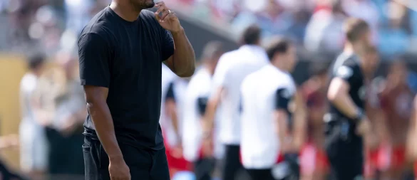 Vincent Kompany in kurzer Hose am Spielfeldrand. Auch dem Trainer verlangte die Hitze alles ab. - © Sven Hoppe/dpa