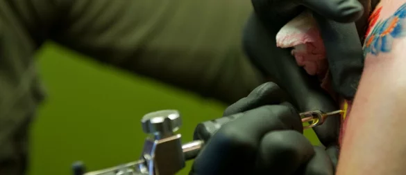 Entzündung nach Tattoo: Die Folge kann ein Ausfall ohne Lohnfortzahlung sein. - © Franziska Gabbert/dpa-tmn