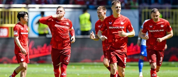 Torschütze Marlon Ritter (2.v.l.) darf mit dem 1. FC Kaiserslautern weiter auf den Relegationsplatz hoffen. - © Uwe Anspach/dpa