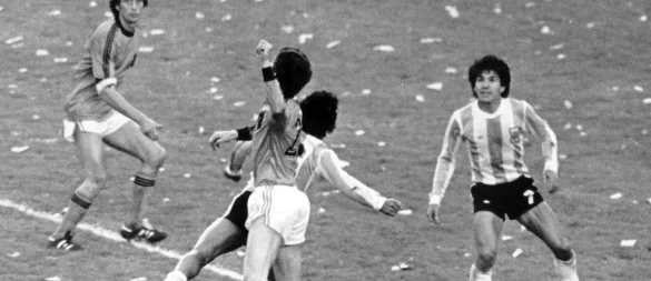 Der argentinische Verteidiger Luis Galván hat im WM-Finale 1978 den Ball im Blick. Wenig später ist er Fußball-Weltmeister. - © picture-alliance/ dpa