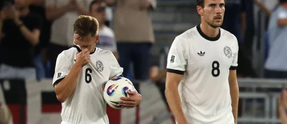 Frust bei Joshua Kimmich (l) und Leon Goretzka nach dem 0:1. - © Christian Charisius/dpa