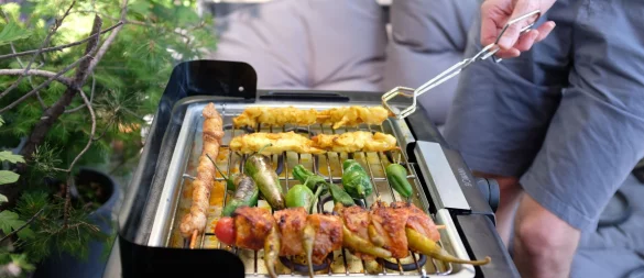 Nachhaltiger grillen geht auch elektrisch: Elektrogrills verursachen deutlich weniger Emissionen – besonders bei Nutzung von Ökostrom. - © Laura Ludwig/dpa-tmn/dpa