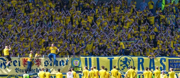 Angespannte Situation: Spieler und Fans von Eintracht Braunschweig. - © Silas Schueller/DeFodi Images/dpa