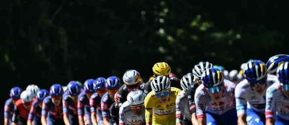 In Aktion: Der slowenische Superstar Tadej Pogacar. - © Marco Bertorello/AFP/dpa
