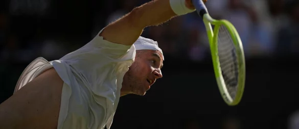 Trotz seines starken Aufschlags musste sich Jan-Lennard Struff geschlagen geben. - © Kin Cheung/AP/dpa