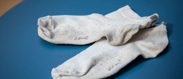 Gegen den Grauschleier: Werden Socken mit Hilfe von Hausmitteln wieder strahlend weiß? - © Christin Klose/dpa-tmn