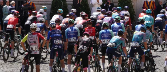 Papst Leo XIV. segnet das Giro-Peloton. - © Andrew Medichini/AP/dpa