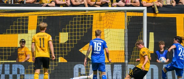 Christoph Daferner (Dynamo Dresden, 2.v.r.) erzielt das Tor zum 1:1. - © Robert Michael/dpa