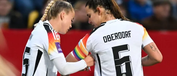 Giulia Gwinn (l.) trägt die Regenbogenbinde bei der EM - © Sebastian Christoph Gollnow/dpa