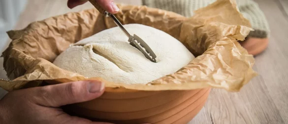 Sauerteig für Weizenbrot kann im Römertopf gebacken werden und wird vor dem Backen eingeschnitten. - © Christin Klose/dpa-tmn