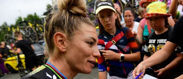 Pauline Ferrand-Prevot steht bei der Tour de France vor dem Gesamtsieg. - © Mathieu Pattier/AP/dpa