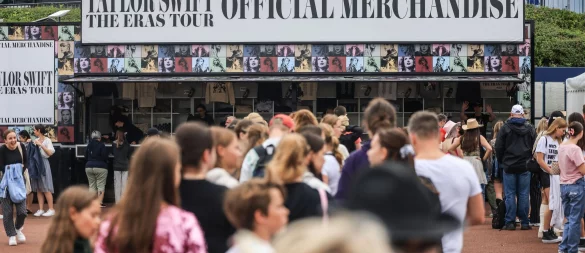 Bei der «Eras»-Tour von Taylor Swift 2024 in Gelsenkirchen standen viele Fans Schlange vor dem Merchandising-Stand. (Archivbild) - © Oliver Berg/dpa