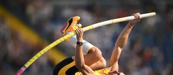 Der Überflieger der Leichtathletik: Stabhochspringer Armand Duplantis aus Schweden. - © Rafal Oleksiewicz/AP/dpa