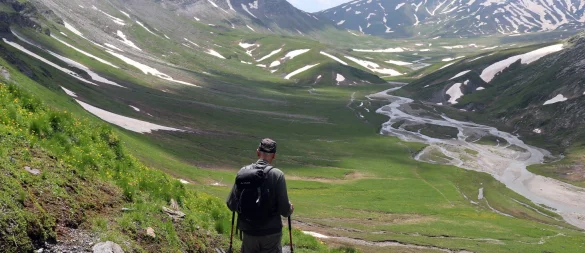 Wasser, Berge, Schneereste: Blick auf die Greina. - © Deike Uhtenwoldt/dpa-tmn