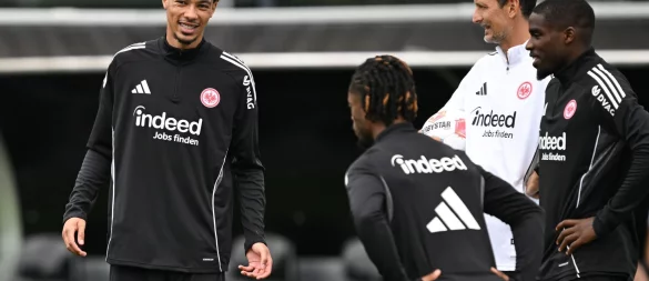 Newcastle United soll an Frankfurts Hugo Ekitiké (l) interessiert sein. - © Arne Dedert/dpa