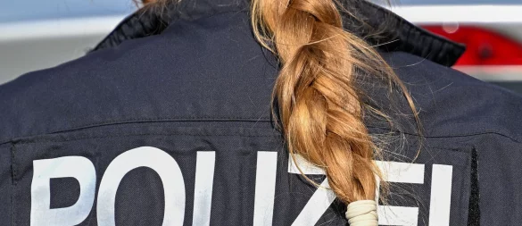 Die eigene Polizeiuniform auf einer privaten Party tragen? Das kann einen den Polizei-Job kosten. - © Soeren Stache/dpa