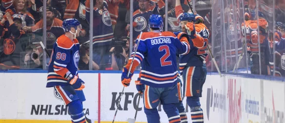 Leon Draisaitl jubelt über seinen Treffer zum 1:0. - © Jason Franson/The Canadian Press via AP/dpa
