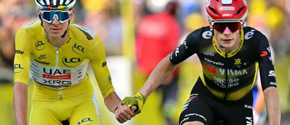 Hand in Hand nach der Zieleinfahrt: Die Stars Tadej Pogacar (l) und Jonas Vingegaard. - © Loic Venance/AFP/dpa