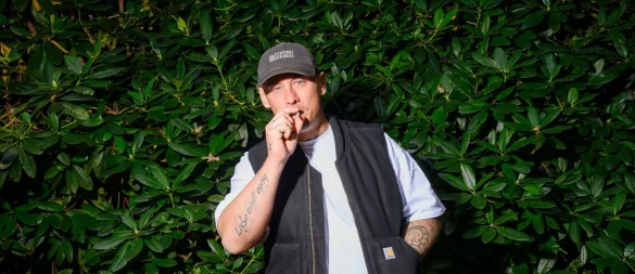 Mit Zigarette im Mund und neuem Album im Gepäck: Disarstar bleibt kompromisslos. - © Gregor Fischer/dpa