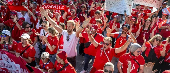 Nächster Festtag der Schweizer Fans in Bern. - © Jean-Christophe Bott/KEYSTONE/dpa