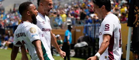 German Cano (r) erzielte den Führungstreffer für Fluminense. - © Chris Carlson/AP/dpa