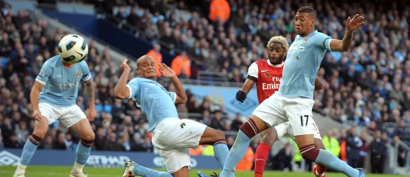 Vincent Kompany (Mitte) und Jérôme Boateng spielten - wie hier im Oktober 2010 - zusammen für Manchester City. (Archivfoto) - © picture alliance / dpa