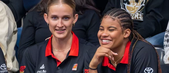 Die WNBA-Champions Leonie Fiebich (l.) und Nyara Sabally werden zum Auftakt der EM-Vorbereitung fehlen. - © David Inderlied/dpa
