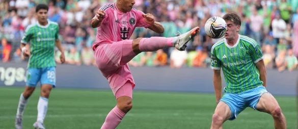 Luis Suárez (l) sorgte nach Schlusspfiff mit einer Attacke gegen einen Betreuer für Wirbel. - © Lindsey Wasson/AP/dpa