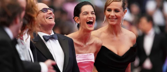 Die Darsteller Bruno Levy (l-r), Suzanne Lindon und Cecile de France bei der Premiere in Cannes im Mai 2025. - © Natacha Pisarenko/Invision/dpa